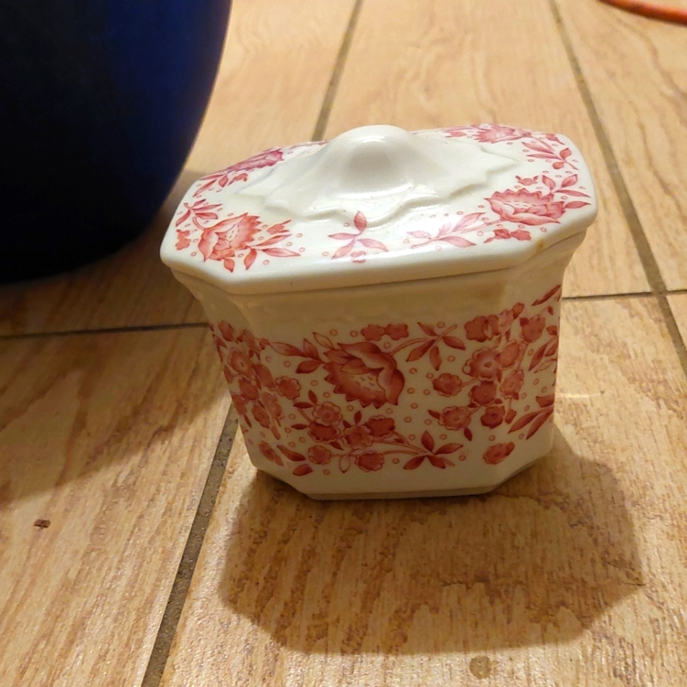 Ceramic Sugar Bowl w/ lid